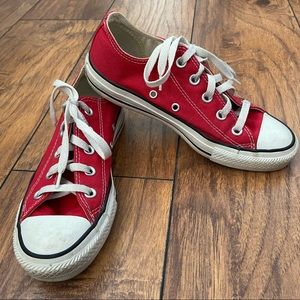 Converse canvas shoes low top red